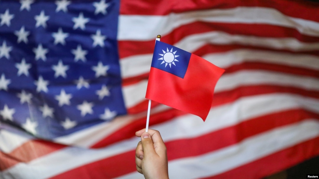 香港示威者高舉台灣、美國國旗在尖沙咀的一次遊行示威中(2019年10月10日)