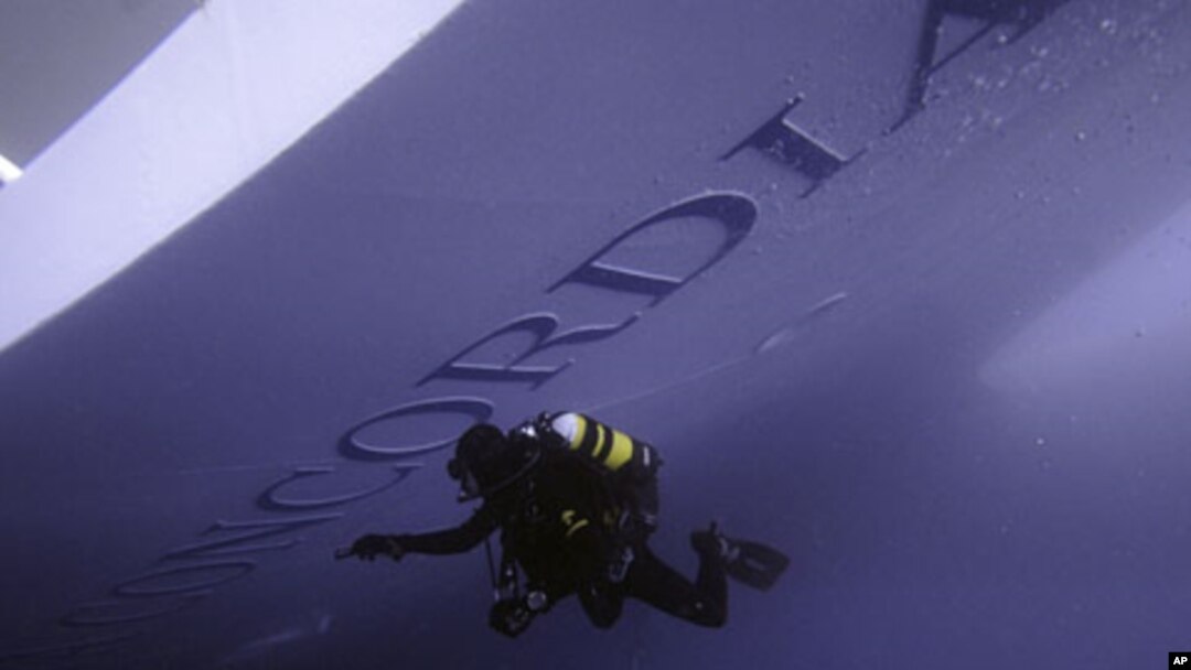 A Carabinieri scuba diver inspects the Costa Concordia cruise ship which ran aground off the west coast of Italy at Giglio island January 19, 2012.