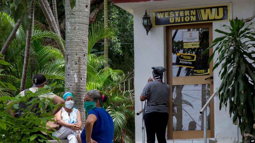 ARCHIVO - Ventanilla de una oficina de Western Union en el vecindario de Vedado en La Habana, Cuba, el viernes 12 e junio de 2020. EE.UU. prohibió el envío de remesas a Cuba desde su territorio a través de empresas militares cubanas.