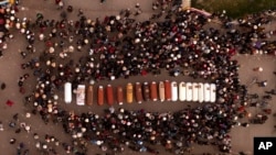 Residentes rodean los féretros durante una vigilia por los fallecidos durante los disturbios en Juliaca, Perú, el 10 de enero de 2023.