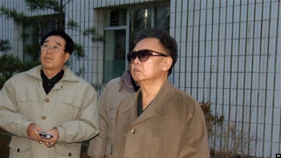 뇌졸중 회복 후 모습을 드러낸 김정일 국방위원장