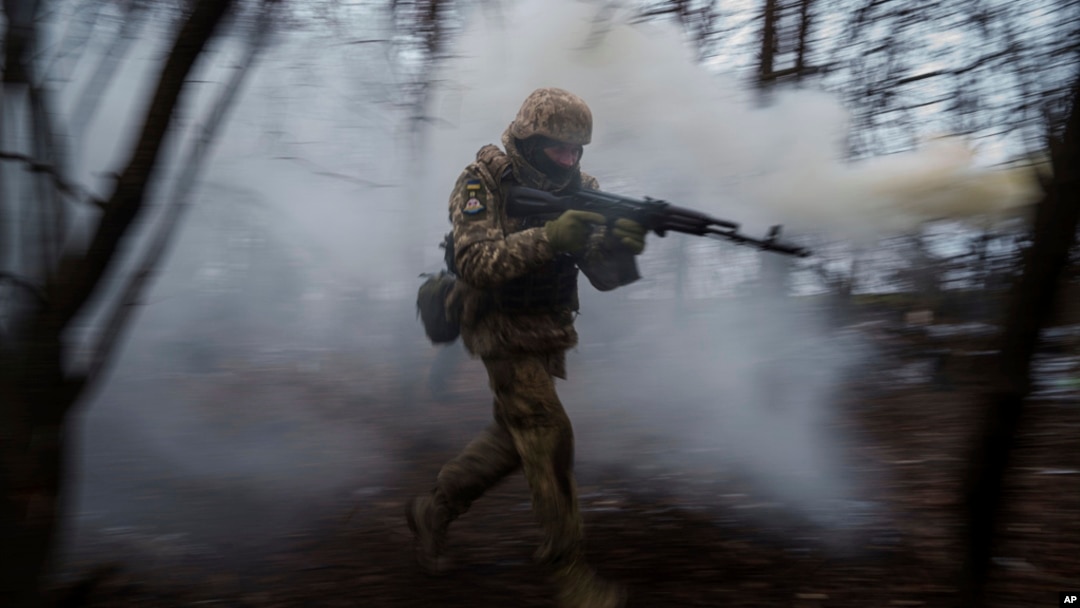 24'üncü Mekanize Tugayı'na bağlı bir Ukraynalı asker, Ukrayna'nın Donetsk bölgesindeki cephe hattından çok uzak olmayan poligonda eğitim görüyor- 21 Ocak 2024.