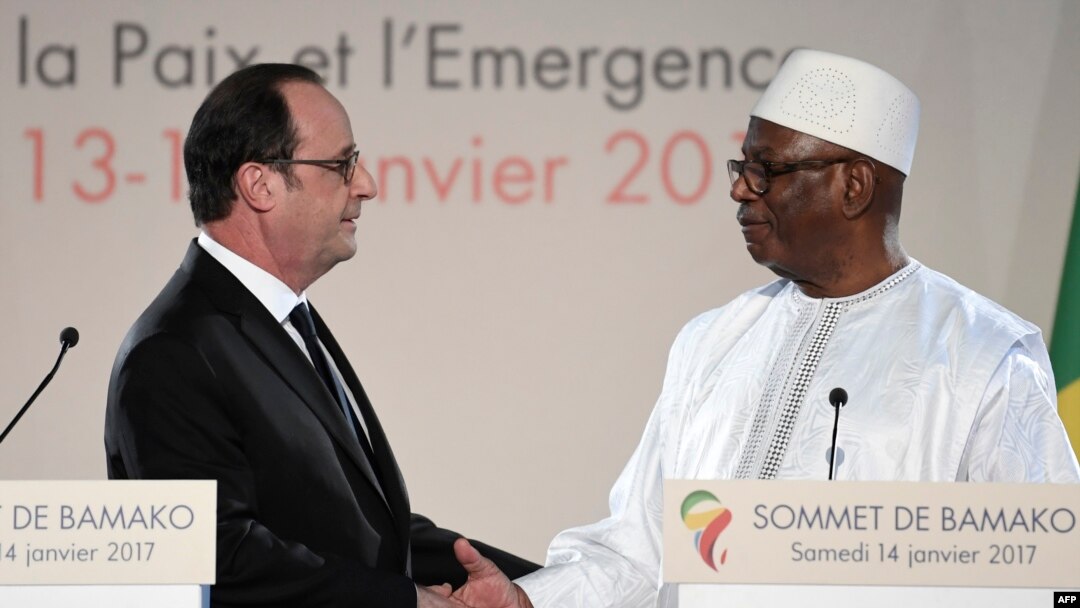 French President Francois Hollande, left, and Malian President Ibrahim Boubacar Keita shake hands during a joint news conference following the Africa-France summit in Bamako, Jan. 14, 2017. Both called on Yahya Jammeh to step down in Gambia when his current five-year term of office ends during the coming week.