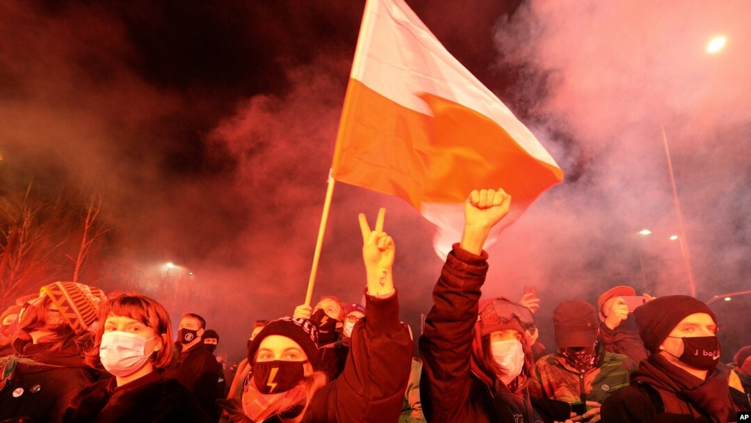 Polacos protestan contra nuevas restricciones al aborto, cerca de la sede del gobernante Partido Ley y Justicia, en Varsovia, el miércoles 27 de enero de 2021.
