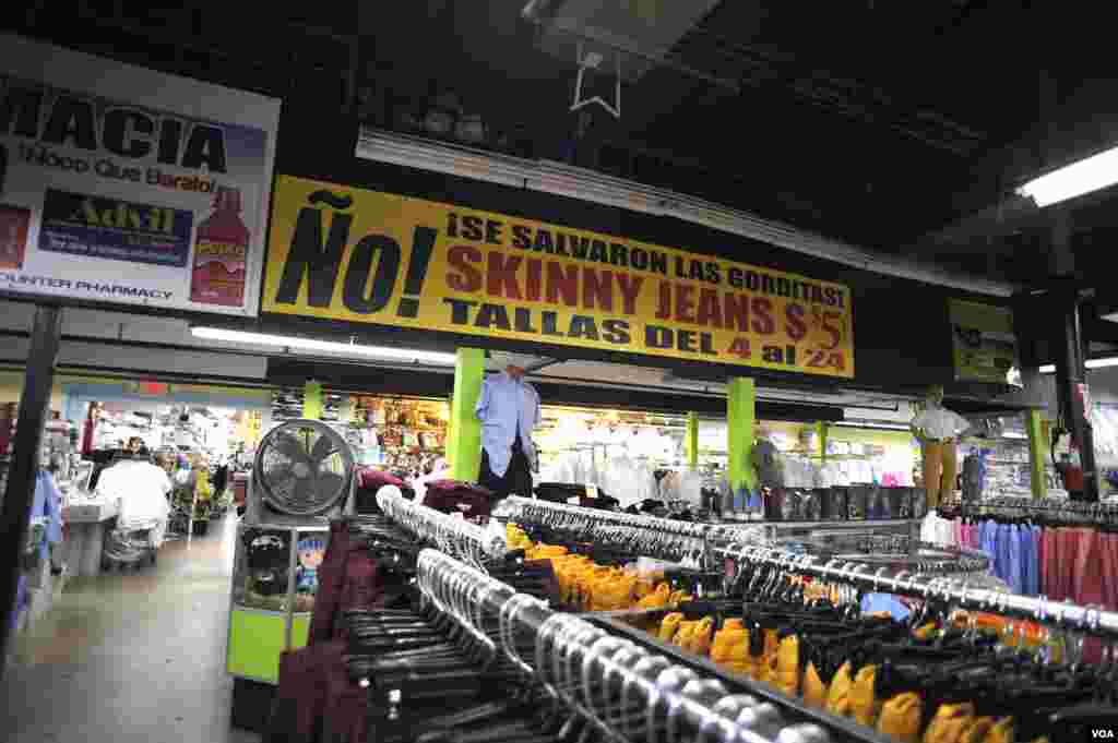 Simpáticos carteles cuelgan anunciando los bajos precios: "¡Se salvaron las gorditas!", se lee en uno de ellos.