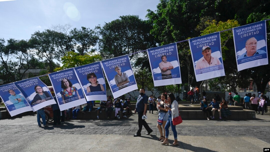 Se exhiben retratos de presos políticos durante una manifestación de ciudadanos nicaragüenses exiliados en Guatemala contra las elecciones generales celebradas en Nicaragua y el gobierno del presidente Daniel Ortega, en Ciudad de Guatemala, el 7 de noviembre de 2021.
