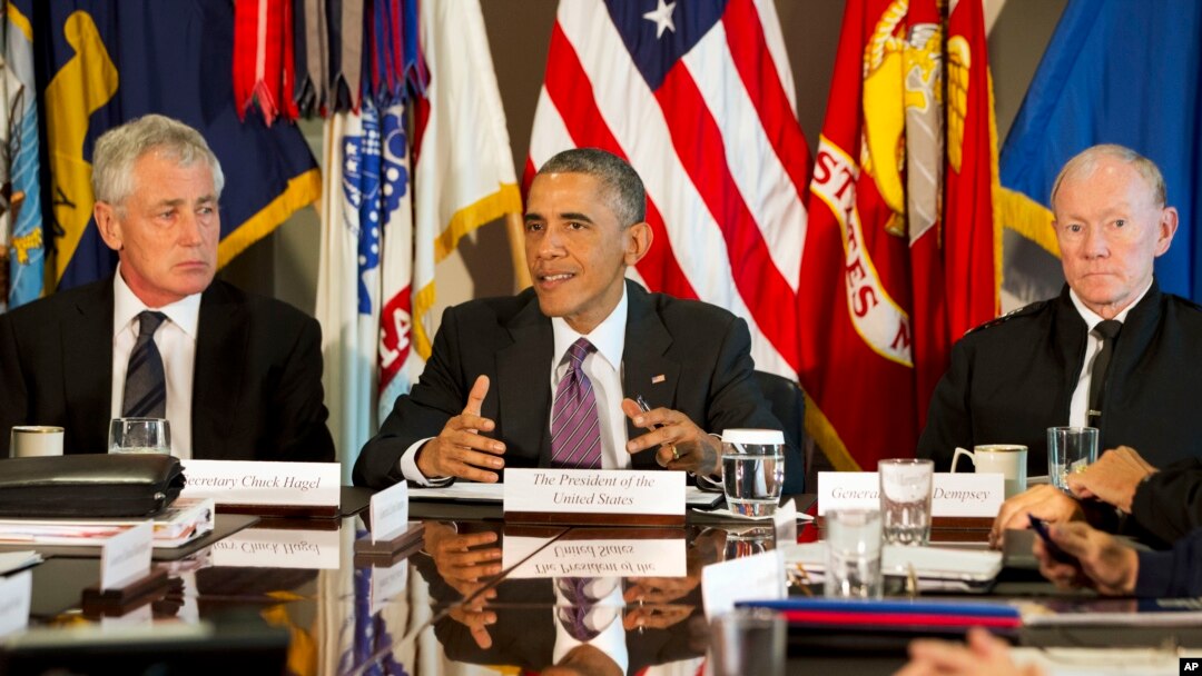 Prezident Barak Obama (markazda), AQSh Qurolli kuchlari bosh shtabi rahbari general Martin Dempsi (o'ngda) va AQSh Mudofaa vaziri Chak Xeygel