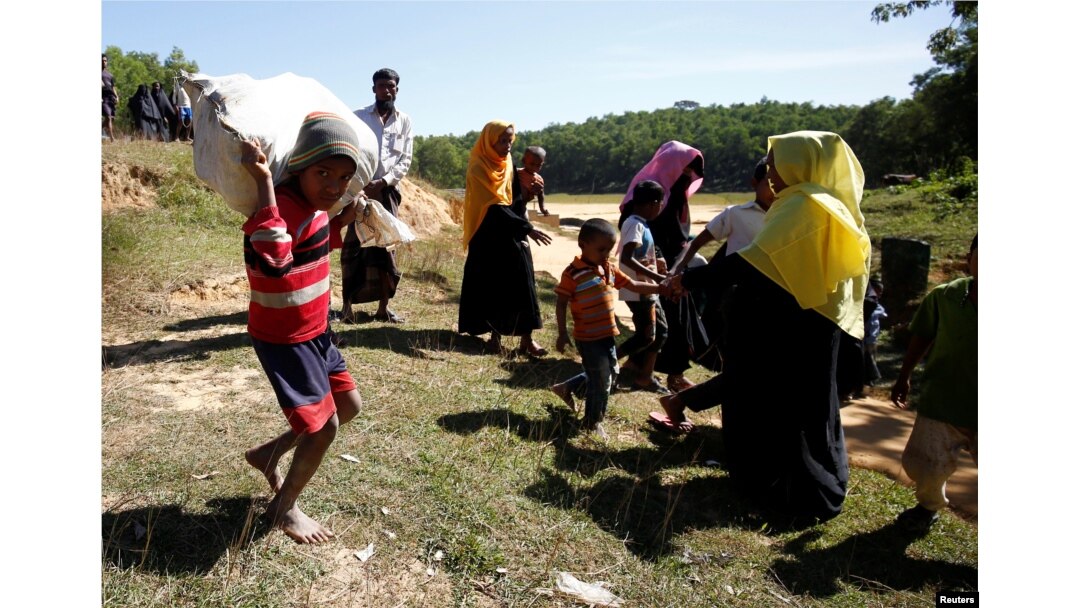 Rohingya refugees approach the Kutupalang Refugee Camp after illegally crossing the Myanmar-Bangladesh border in Cox’s Bazar, Bangladesh, Nov. 21, 2016.