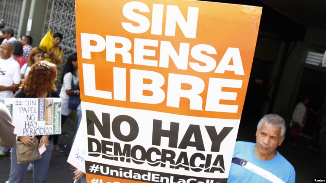 Manifestantes protestan en Caracas contra la censura de prensa y las agresiones a los periodistas.