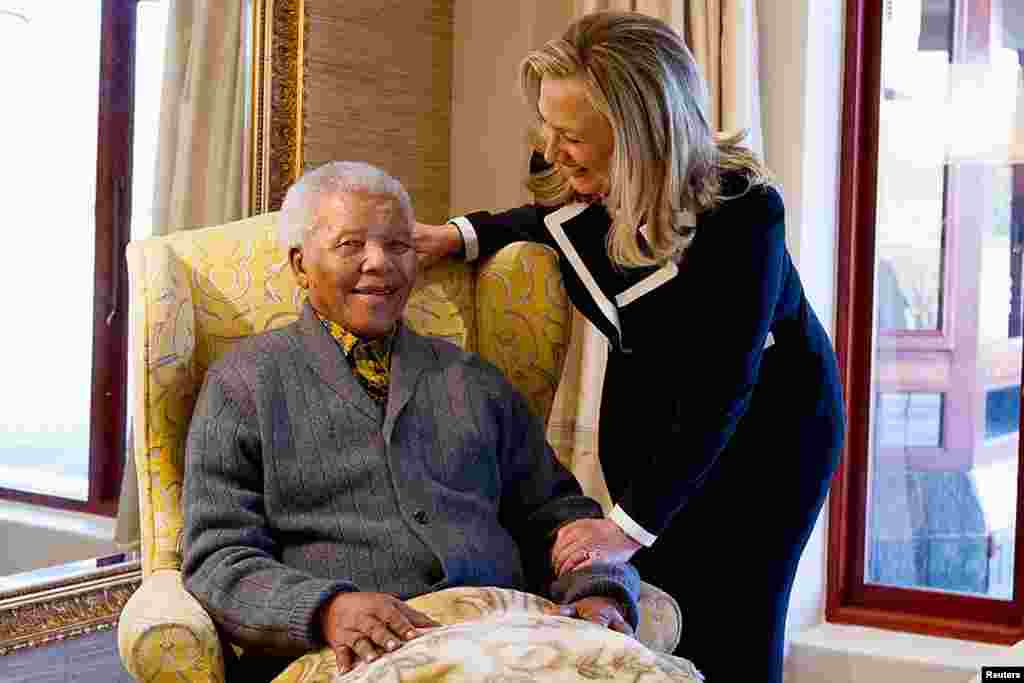 Xillari Klinton Janubiy Afrika sobiq prezidenti Nelson Mandela bilan ko'rishyapti. 6-avgust, 2012-yil.