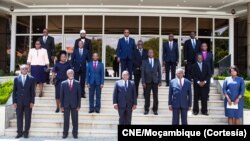 Presidente Filipe Nyusi (no centro da primeira fila) e membros da CNE, Moçambique