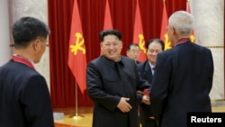 北韓領導人金正恩參加為官方所說的成功試爆的有功人員頒獎的儀式。 （2016年1月13日）