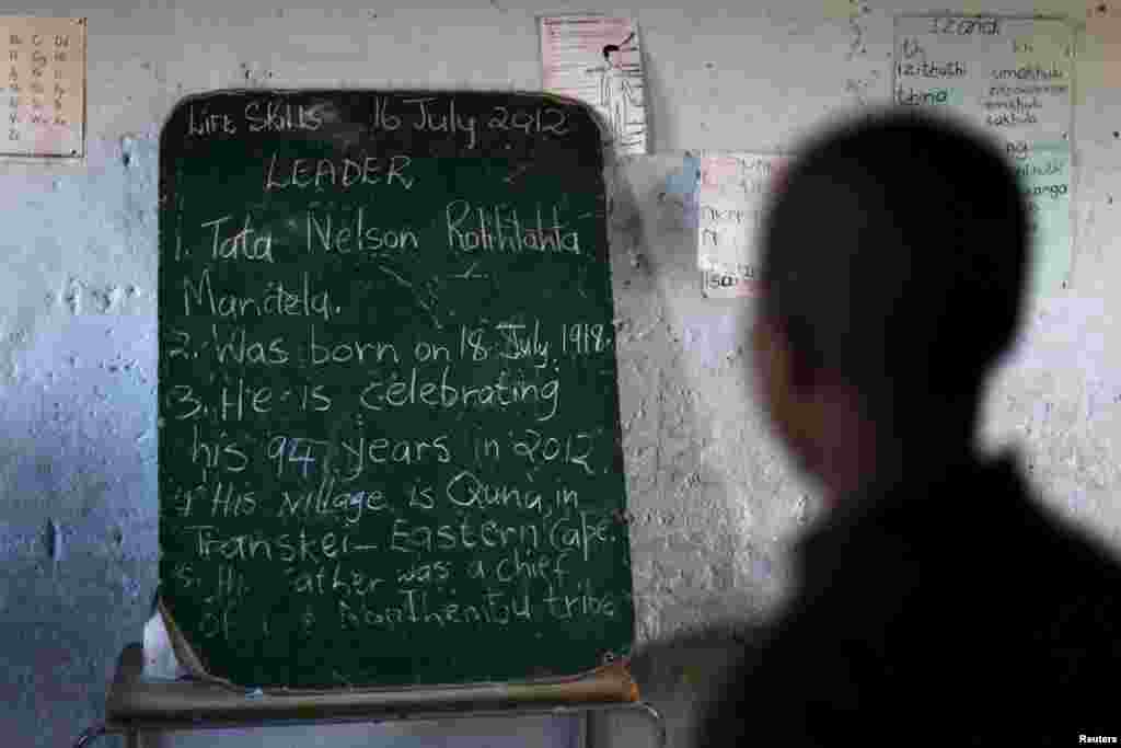 Mandela haqida saboq olayotgan bolalar, 2012