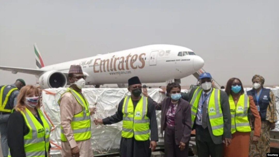 Maafisa wa Nigeria wakipokea shehena ya kwanza ya chanjo ya Covid 19, AstraZeneca kutoka Taasisiya Cerenum, India.