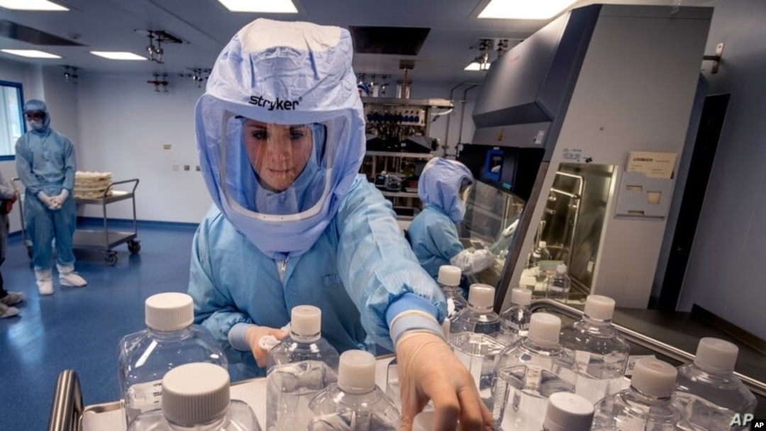 Una trabajadora de un laboratorio simula el flujo de trabajo en una sala limpia de la fábrica de vacunas de BoiNTech, en Marburg, Alemania, el 27 de marzo.
