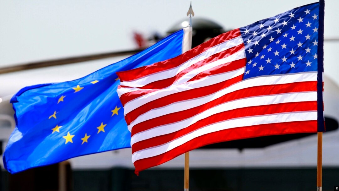Bandeiras da União Europeia e dos Estados Unidos