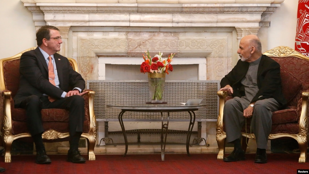 AQSh Mudofaa vaziri Eshton Karter Afg'oniston rahbari Ashraf G'ani bilan, 21-fevral, 2015 