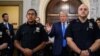 El expresidente de Estados Unidos Donald Trump habla con la prensa fuera de la sala del tribunal de la Corte Suprema del Estado de Nueva York el primer día de su juicio por fraude civil, en la ciudad de Nueva York el 2 de octubre de 2023.