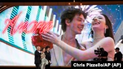 Создатели фильма «Анора» на церемонии SAG Awards.