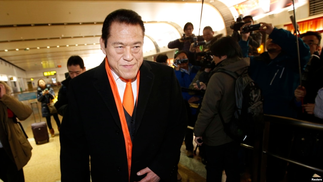 지난 1월 북한 방문을 마친 안토니오 이노키 일본 참의원이 중국 베이징 공항을 빠져나가고 있다. (자료사진)