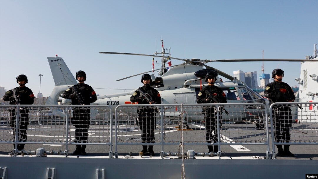 從青島港出發的中國海軍“西寧號”導彈驅逐艦。（2019年8月29日）