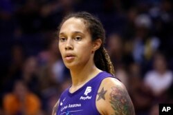 資料照片：美國全國女子籃球協會(WNBA)鳳凰城水星隊中鋒布蘭妮·格里納在鳳凰城與西雅圖風暴隊比賽期間在球場暫停片刻。 (2019年9月3日)