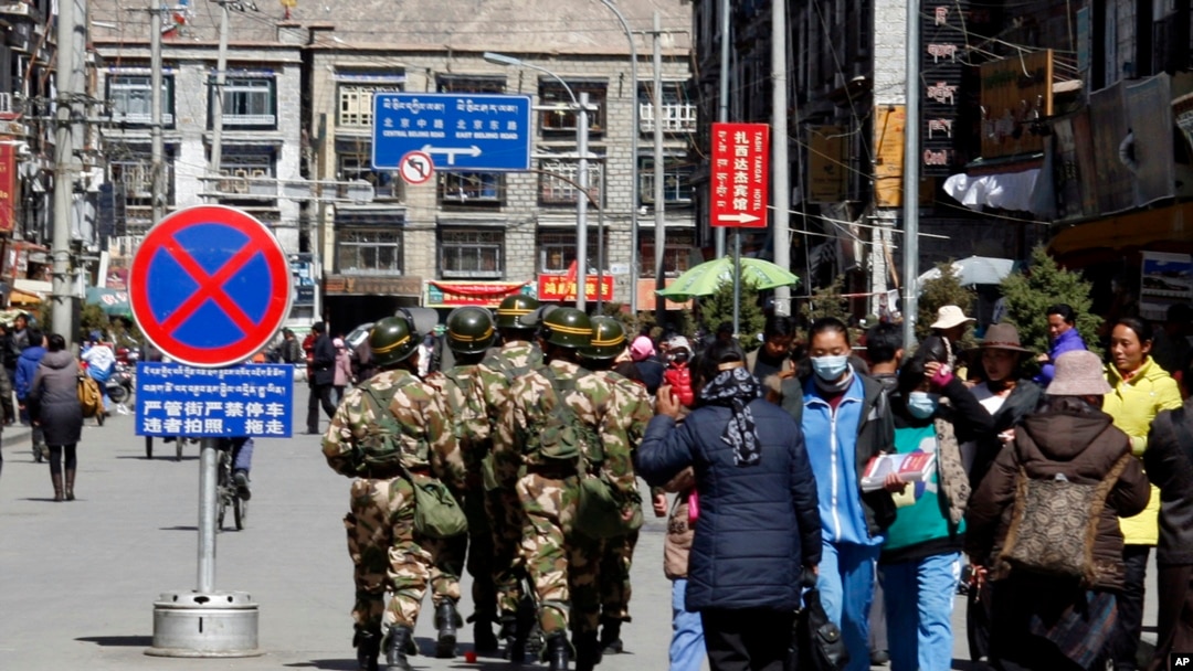 中國軍人2010年3月3日在西藏拉薩街頭巡邏。