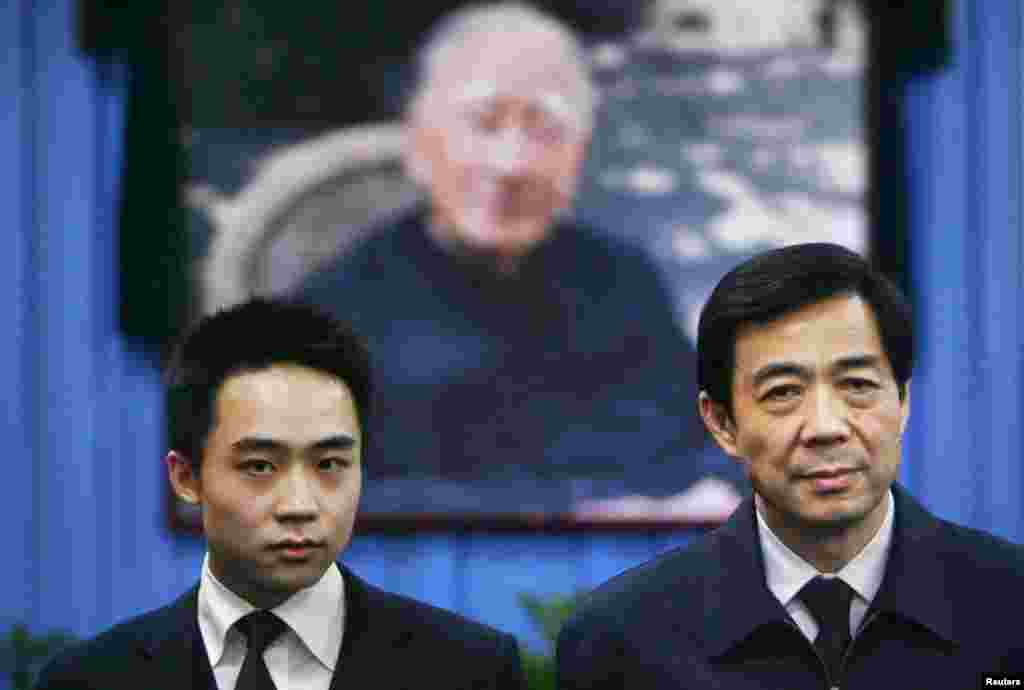 薄熙來（右）和兒子薄瓜瓜站在薄一波遺像前（2007年）。