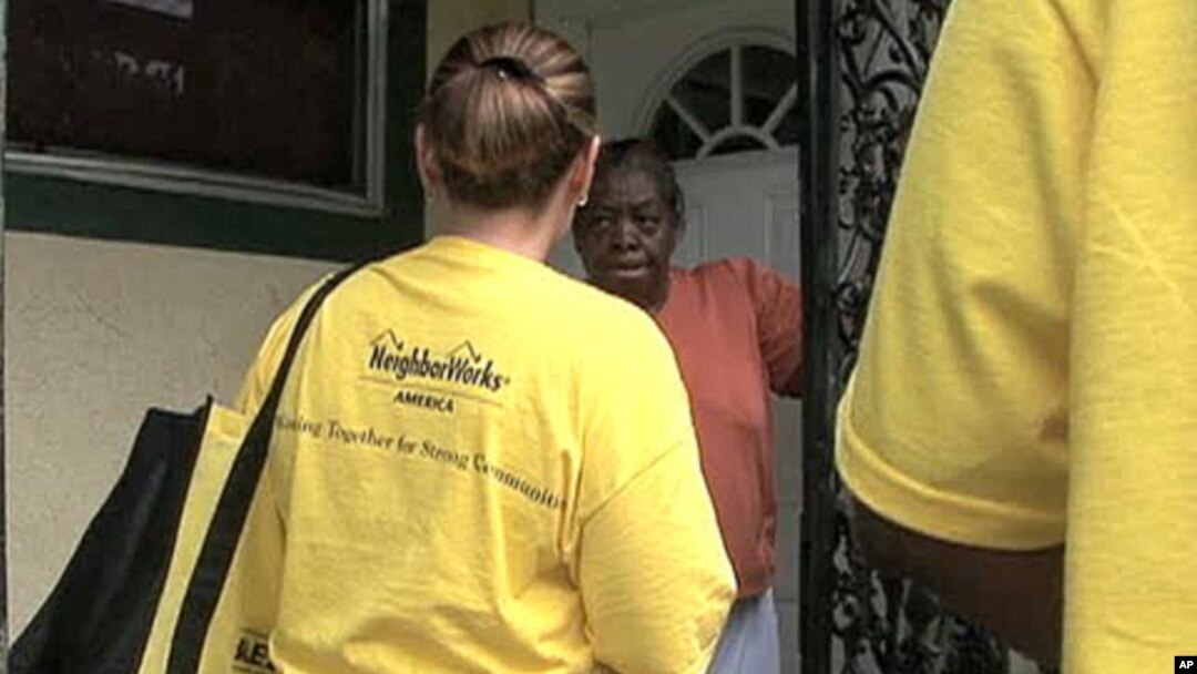 Law students from Florida A&M University go door to door offering help to homeowners facing foreclosure.