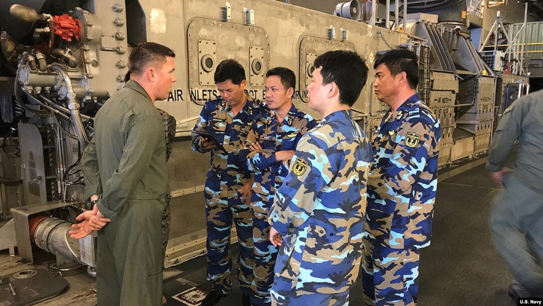 越南海軍人員2018年環太軍演期間登上美國軍艦討論協調作戰(美國海軍照片)