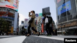 日本政府宣布實施緊急狀態之後，東京著名澀谷十字路口的行人明顯減少。(2020年4月8日)
