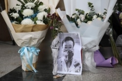 Al doctor Li Wenliang le han rendido honores por el riesgo que corrió en tratar de atender a los enfermos de la mortal epidemia.