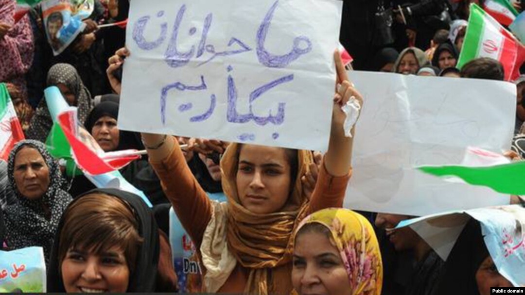 یک دختر هرمزگانی در جریان یکی از سخنرانی‌های محمود احمدی‌نژاد در بندرعباس این پلاکارد را بالا برده است 