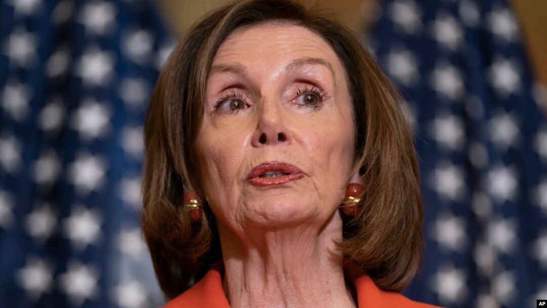 La presidenta de la Cámara de Representantes, Nancy Pelosi, habla brevemente con los periodistas en una ceremonia bipartidista de firma de un proyecto de ley, el viernes 21 de junio de 2019 en el Capitolio en Washington. (Foto AP/J. Scott Applewhite)