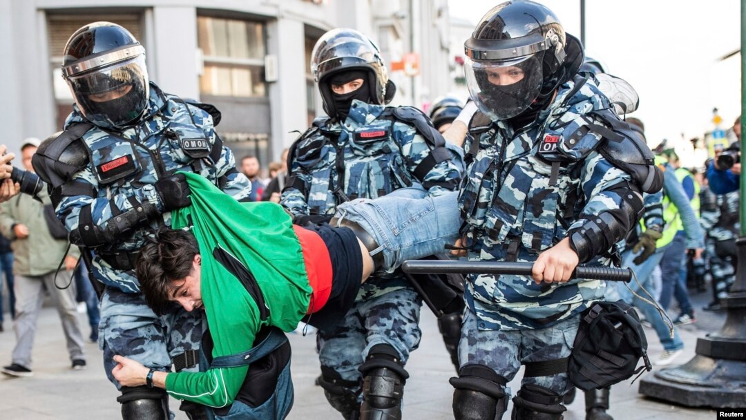 Policija u Moskvi privodi učesnika protesta, 10. avgust 2019