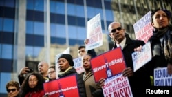 Inmigrantes haitianos y partidarios protestan contra la decisión de eliminar el TPS para refugiados de su país. Nueva York, 21 de november de 2017. 