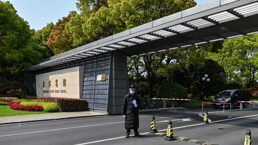 中國保安在美國氣候特使克里下榻的上海東郊賓館大門外站崗（法新社2021年4月15日）