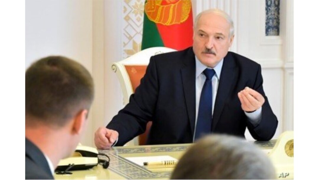 El cuestionado presidente Alexander Lukashenko habla durante una reunión sobre los paros laborales de protesta.