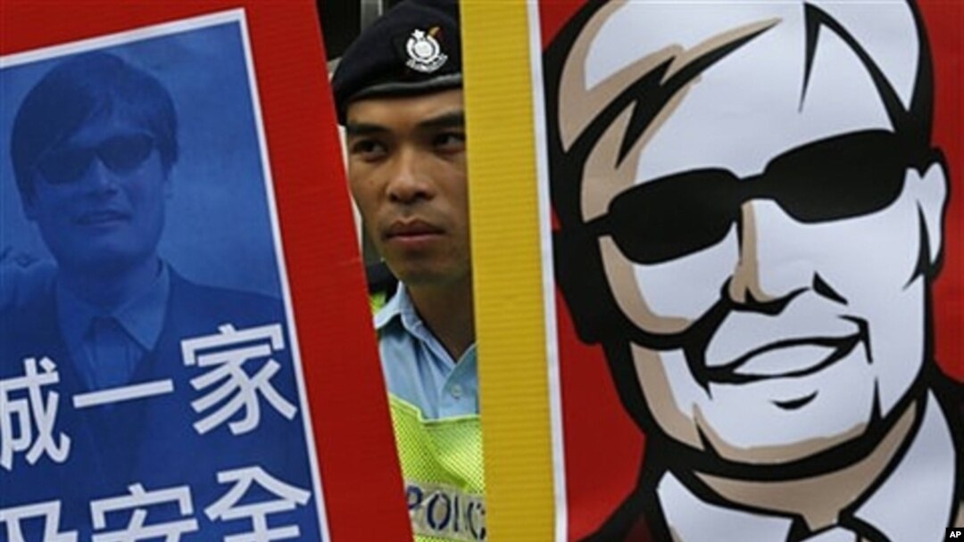 Xitoylik faol himoyasi yo'lida... 40 yoshli Chen Guangcheng davlatning aholi sonini nazorat qilish, majburiy abort siyosatini fosh etib chiqqani uchun 2006-yilda to’rt yilga qamalgan