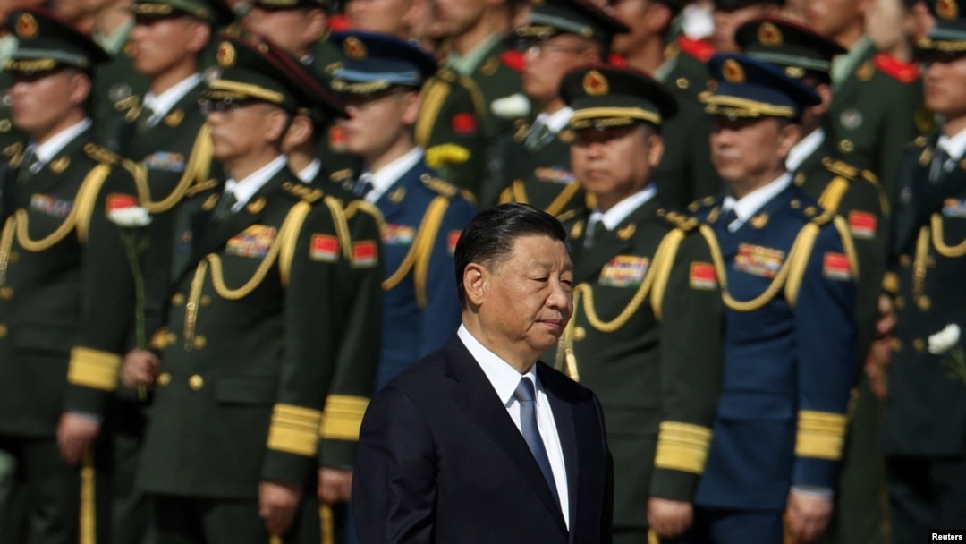 中共建政75週年之前,中國領導人習近平在天安門廣場的人民英雄紀念碑前出席紀念儀式。 （2024年9月30日）