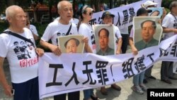 2018年8月6日，人們在中國廣東省深圳市坪山區燕子嶺派出所外示威，手持標語，支持佳士工廠工人組建工會要求。