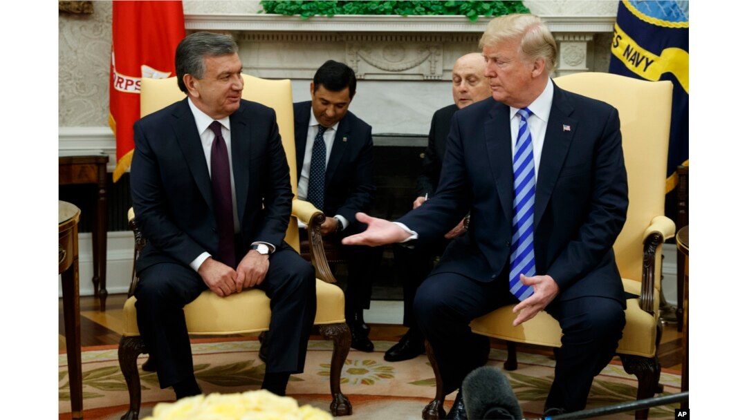 President Donald Trump meets Uzbek President Shavkat Mirziyoyev in the Oval Office of the White House, Wednesday, May 16, 2018, in Washington. (AP Photo/Evan Vucci)