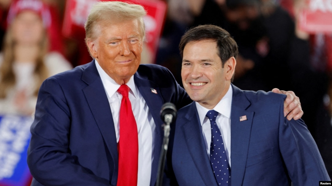 ARCHIVO - El entonces candidato a presidente Donald Trump abraza al hoy secretario de Estado Marco Rubio en un evento de campaña en Dorton Arena, en Carolina del Norte, el 4 de noviembre de 2024.
