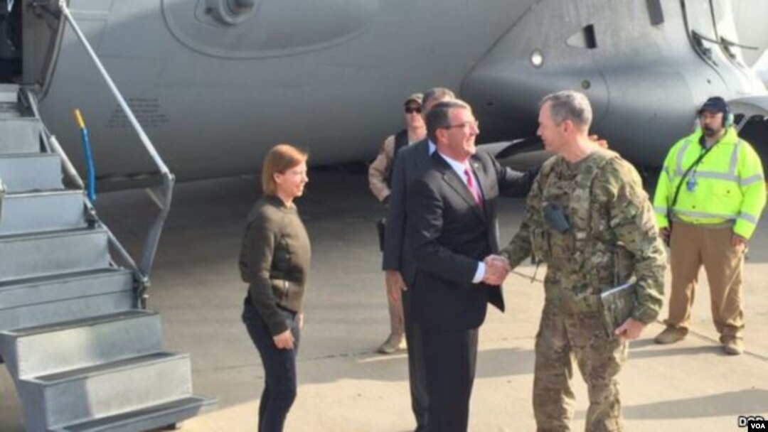 El secretario de Defensa de EE.UU., Ashton Carter, viajó a Jalalabad, provincia de Nangarhar, donde están destacados cientos de soldados estadounidenses.