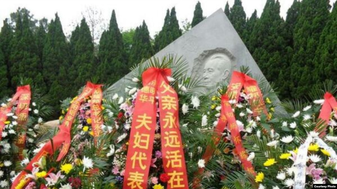 胡德華代表家人向胡耀邦陵墓敬獻的花圈(推特圖片/朱毅拍攝)