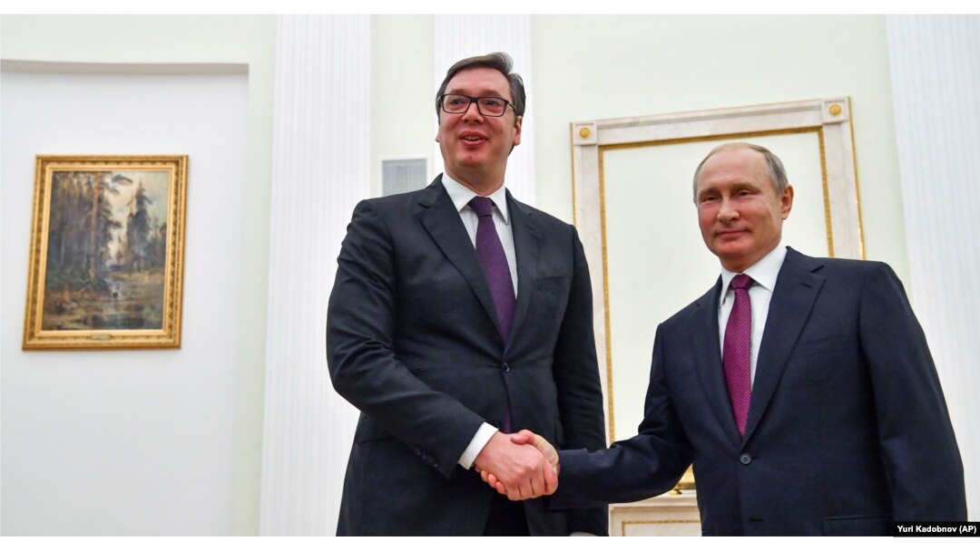 Predsednici Rusije i Srbije Vladimir Putin i Aleksandar Vučić rukuju se tokom susreta u Moskvi, 2. oktobra 2018.