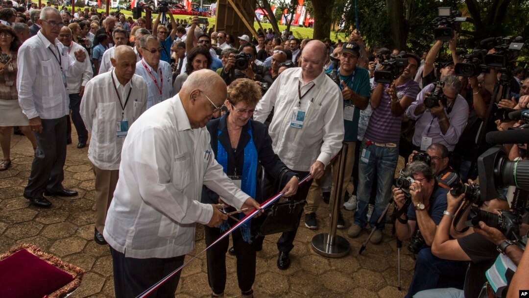 Cuba's Minister of Foreign Trade Rodrigo Malmierca, right, watches as Vice President of Cuba's Council of Ministers Ricardo Cabrisas Ruiz, left, cuts the ribbon at the opening of the 34th Trade Fair in Havana, Cuba, Oct. 31, 2016.