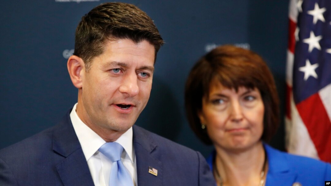 El presidente de la Cámara de Representantes Paul Ryan de Wisconsin, (izquierda) habla junto a la legisladora Cathy McMorris Rodgers, republicana por Washington, durante una conferencia de prensa luego de una reunión del caucus republicano, el 24 de julio de 2018, en el Capitolio, en Washington.