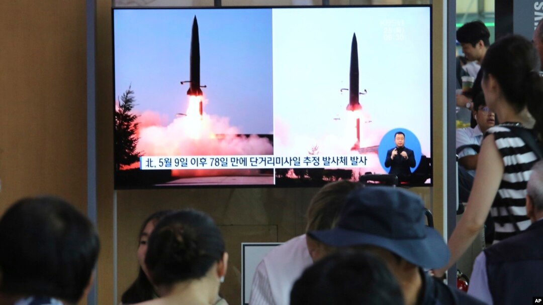 Građani na seulskoj Železničkoj stanici u Južnoj Koreji gledaju medijski izveštaj o lansiranju raketa u Severnoj Koreji (Foto: AP/Ahn Young-joon)
