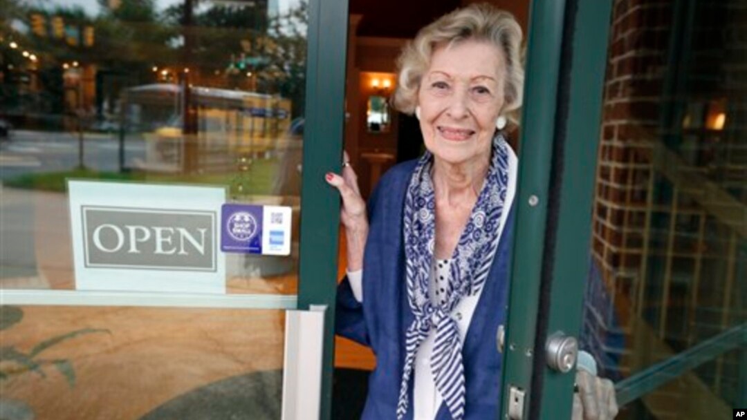 A los 90 años de edad June Springer trabaja como recepcionista para Caffi Contracting Services, en Alexandria, Virginia.